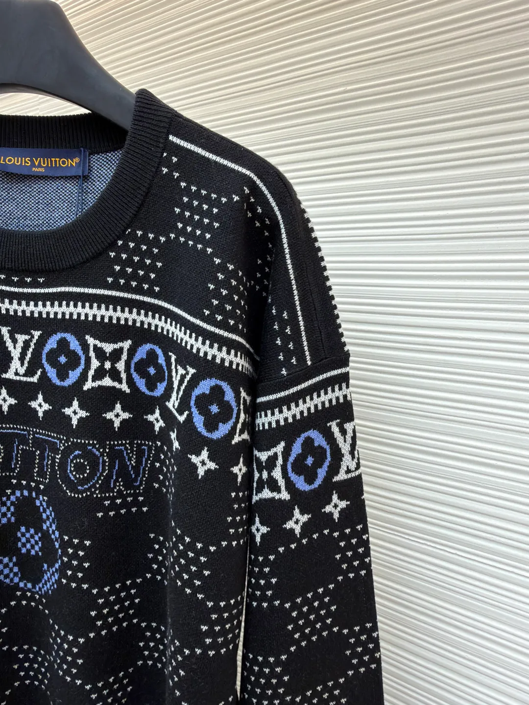 LOUIS VUITTON ski series jacquard knitted sweater ●Original version: purchased and developed for 12800 ●Item number: 1680728-B25 ●Fabric: sheep wool blended fabric ●Technology: jacquard texture ●Version: fitted version ●Size: XS-S-M-L ●Description: Made of custom-made sheep wool blend fabric, it outlines the classic pattern and brand logo jacquard texture on a deep background, and then reimagines the Fair Isle sweater with a soft dropped shoulder design, all-over LV Fair Isle jacquard, embellished with Damier and Monogram details, with Vuitton in the center The logo jacquard, ribbed collar, cuffs and hem can be matched with bottoms of the same season to create a fashionable look. It can be worn with a ski jacket or light up the bonfire to suit various occasions. Customized accessories, complete with three labels, same style for men and women!